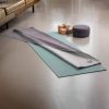 core lite glacier bay mat met anthracite yoga dekens, kurkenblokken, rond meditatiekussen en yogariem