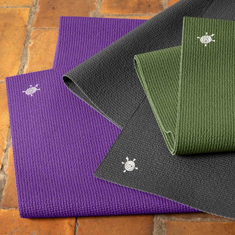 Kurma yoga Fold-N-Flow matten opgevouwen op tegelvloer