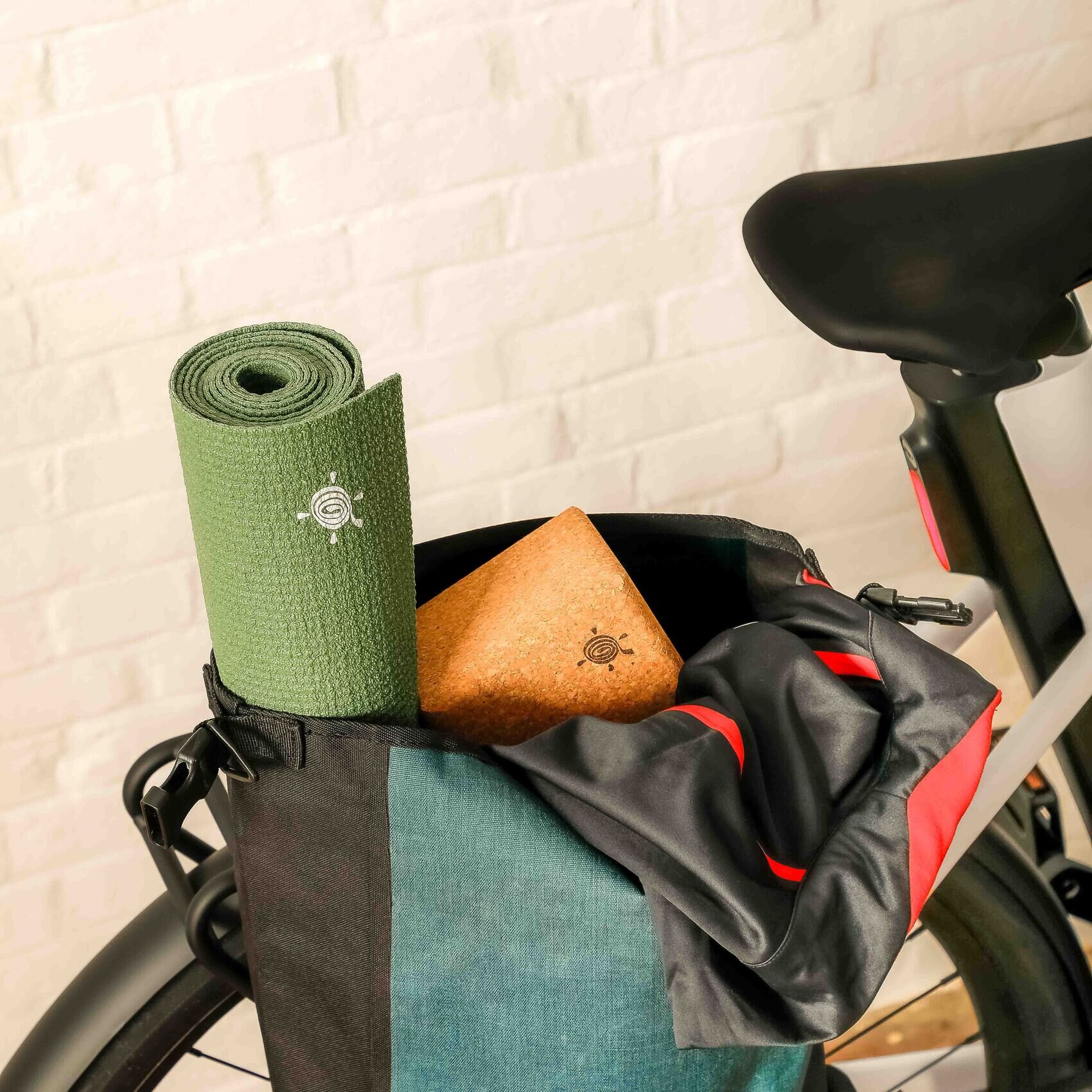 kurma_yoga_mat_fold-n-flow_moss_eva_yoga-block_grey_in bicycle-bag KURMA Fold-N-Flow Moss travel mat in a bicycle bag. Ideal for the travelling yogi
