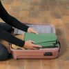 Kurma yogamat Fold-N-Flow Moss opgevouwen in reiskoffer