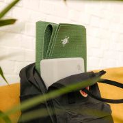 Kurma yogamat Fold-N-Flow Moss met EVA yogablock in rugzak