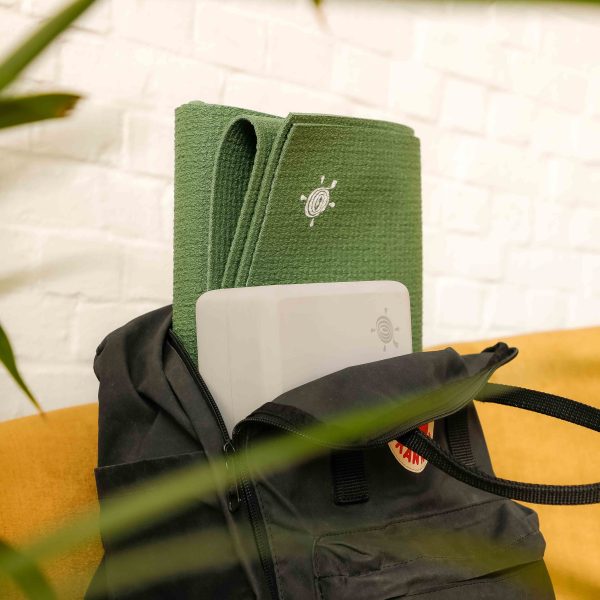 Kurma yogamat Fold-N-Flow Moss met EVA yogablock in rugzak