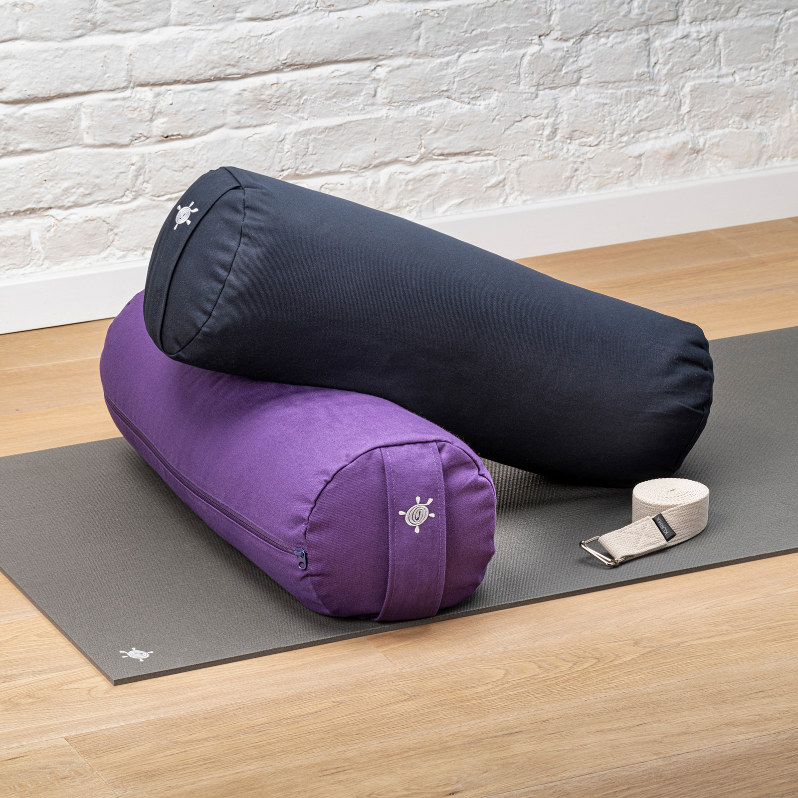 kurma_yoga_restorative-set_dark-blue_moonrise_LRS Kurma Yoga restorative set bolsters dark blue en moonrise met yogariem