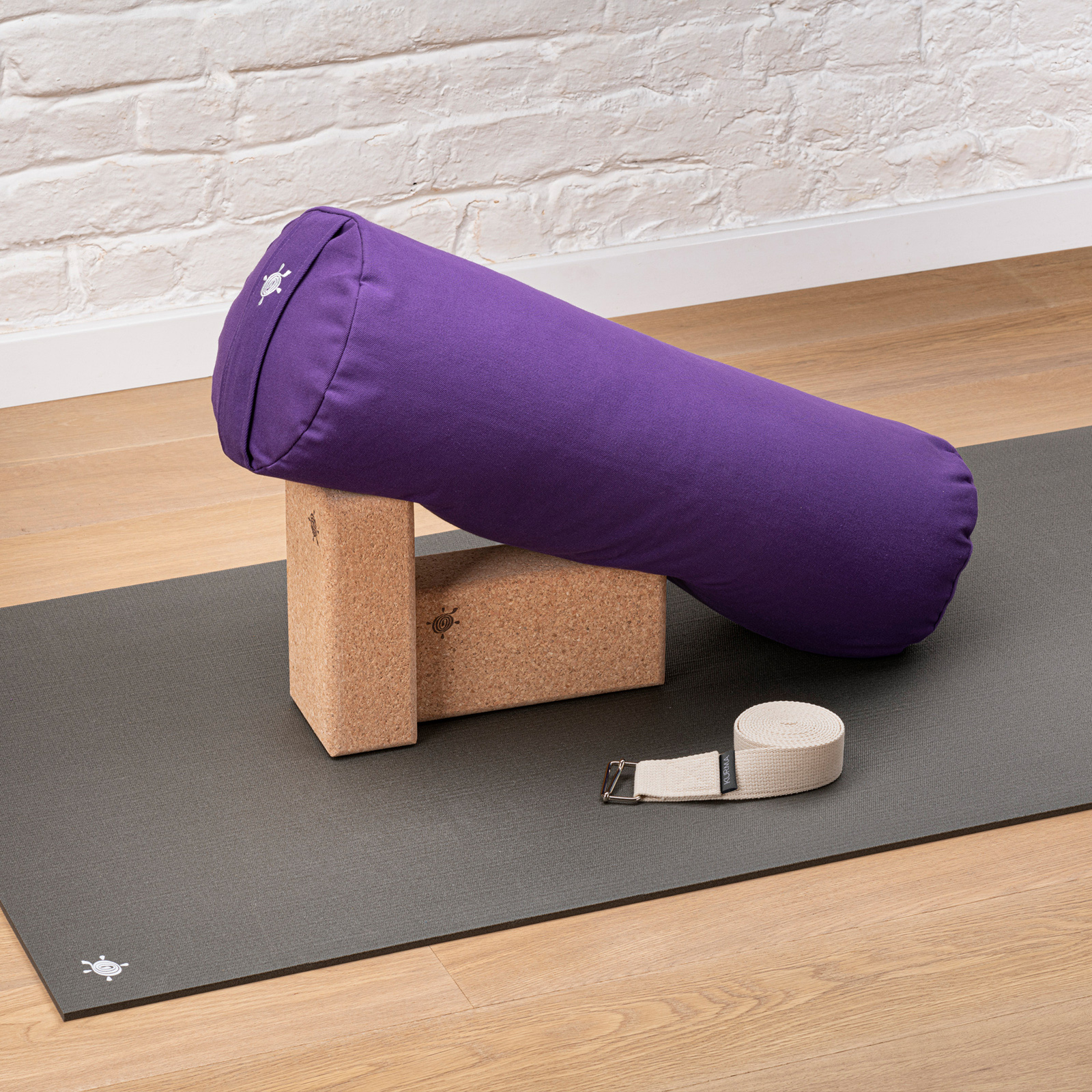 kurma_yoga_restorative-set_moonrise_1_LRS Kurma Yoga restorative set moonrise met yogariem en kurken yogablokken