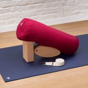 Kurma core yoga mat nighfall met bolster burgundy, kurkenblokken en yoga riemen