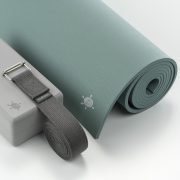Kurma yoga CORE matte glacier bay mit evolve anthracite gurte und schaumstoffblock grau gruppenfoto