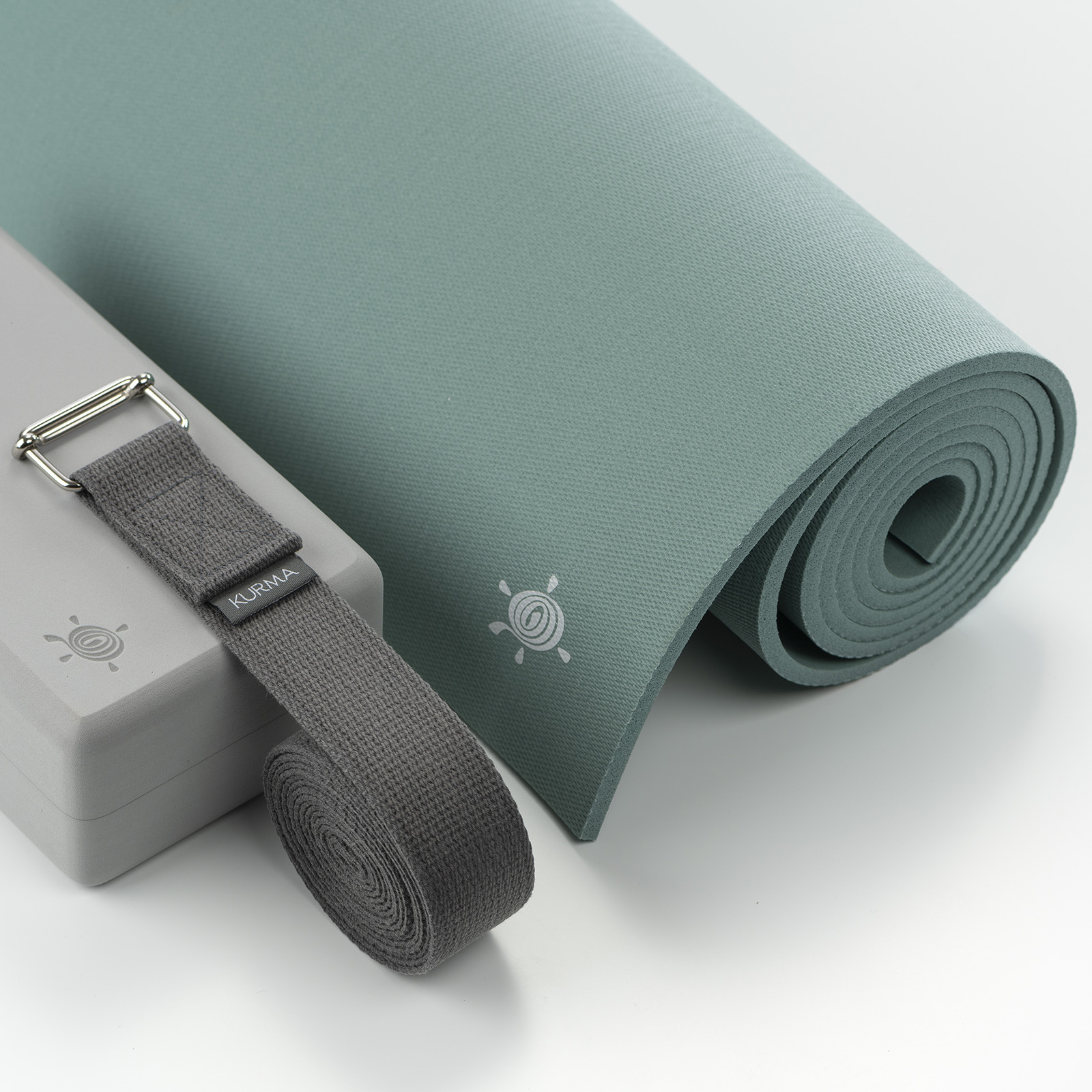 kurma_yoga_core-lite_mat_strap_glacier-bay_combo_LR_1 kurma yoga core mat glacier bay with evolve anthracite strap and foam brick grey group shot
