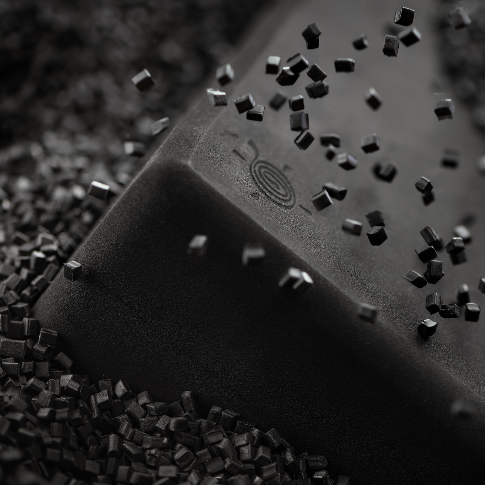 kurma_yoga_foam_brick_black_sfeer_LR_1 kurma yoga foam brick black zoomed-in on logo and EVA pellets